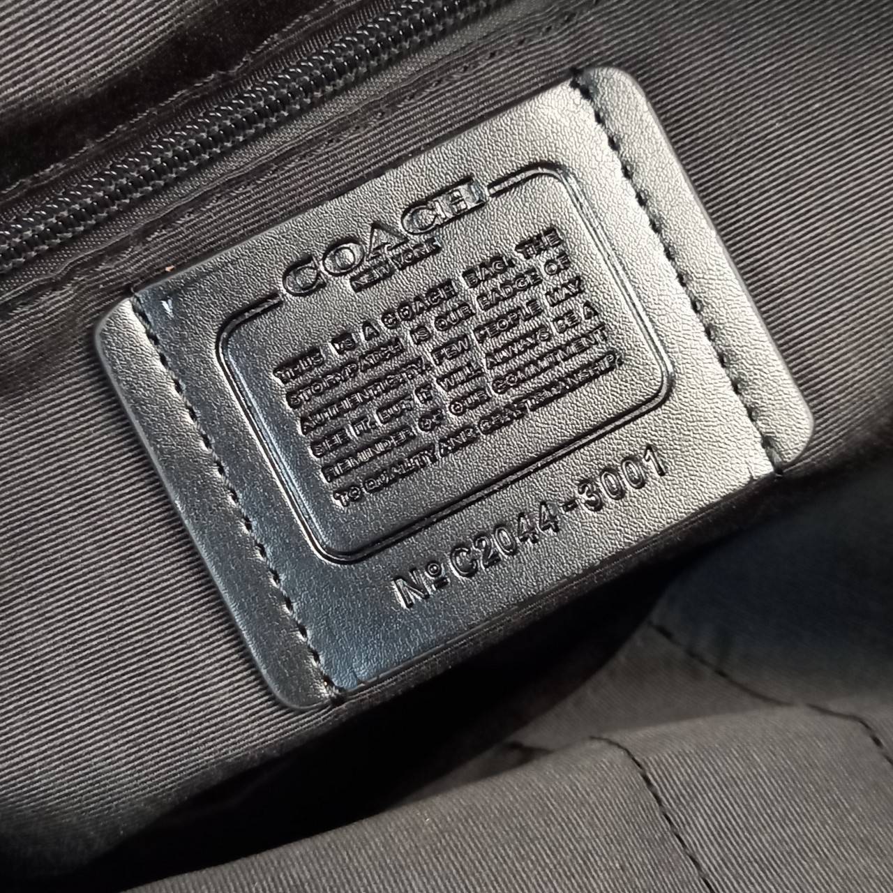 COACH WEST BACKPACK IN SIGNATURE CANVAS WITH VARSITY STRIPE (COACH 3001)😎กระเป๋าเป้ กระเป๋าสะพาย รุ่นหายาก ที่มีมาไม่บ่อย// วัสดุแคนวาส ผสมหนังแท้ หนังนิ่ม ทรงสวย จุของได้เยอะ ลาย SIGNATURE โดดเด่น ดูดีม๊าก!!// มีช่องหลัก แยกเป็น 2 ช่อง สามารถแยกเ