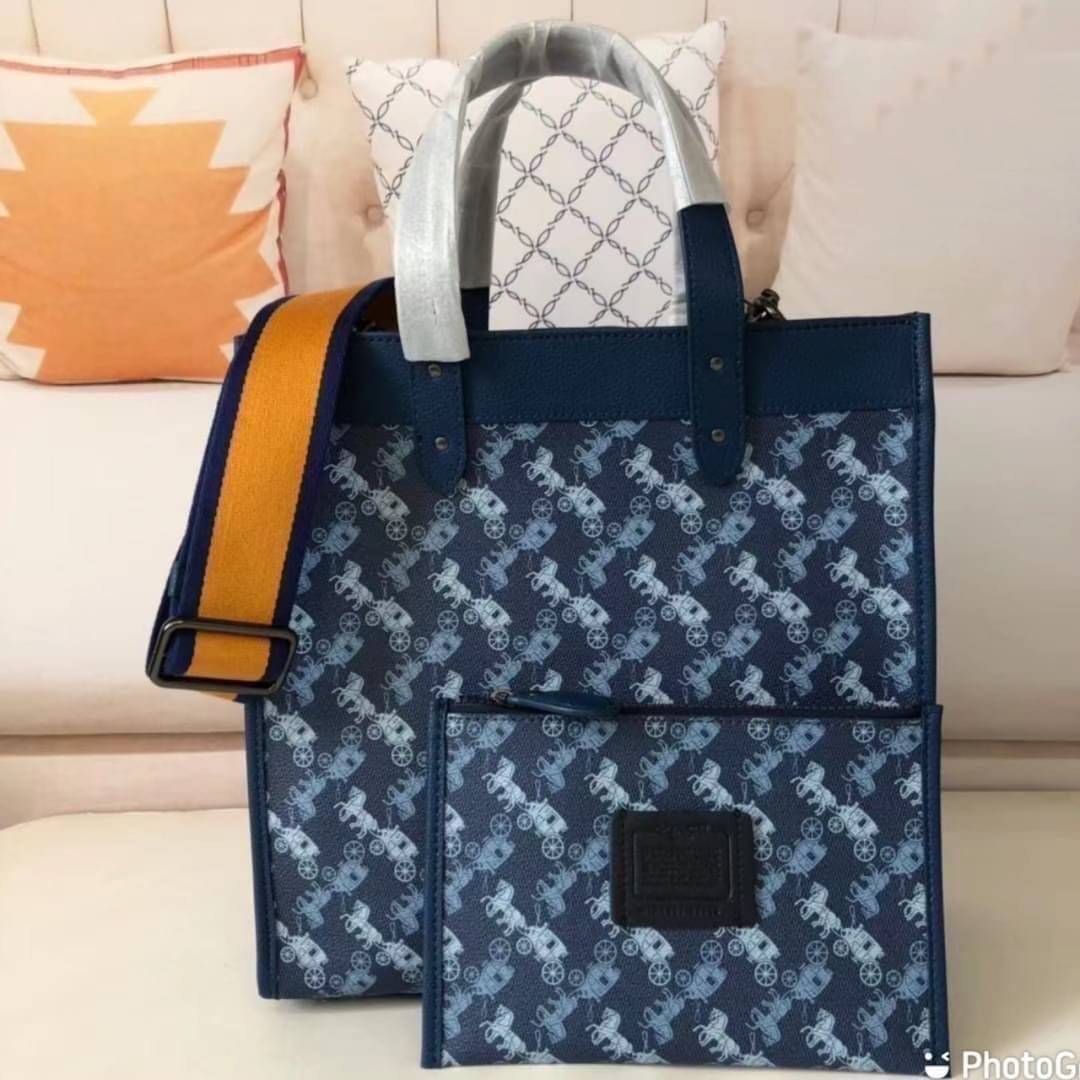 OUTLET 】Coach Field Tote With Horse And Carriage Print พร้อมส่งที่ไทย 89143 Blue True Blue Field Tote