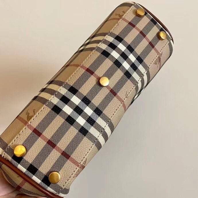 พรีเมี่ยมกิ๊ฟแท้ 100% 】Burberry london kelly bag vintage with strap Gift Bag กระเป๋าถือหรือสะพายไหล่ วัสดุ canvas ภายในโล่ง มี1ช่องซิป มีสายยาว มีฐานกันกระแทก ถอดสายได้ คุณนายสุดๆ ไม่ควรพลาดจริงๆค่า