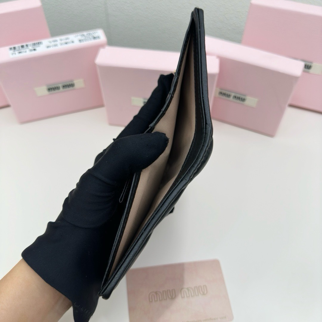 Miu Miu Small matelassé nappa leather wallet กระเป๋าสตางค์หนังแนปป้า ตกแต่งโลโก้หรูหราเป็นเอกลักษณ์