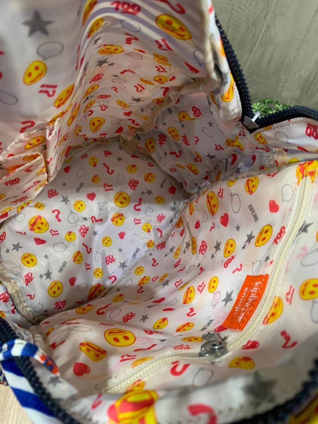 KIPLING CITY PACK S DAILY BACKPACKS กระเป๋าเป้ที่สะพายได้ทีฝุกวัน ขนาดกำลังดี มีช่องสะดวกใช้งานทั้งด้านหน้า ด้านหลัง รวมไปถึงด้านข้าง เปิดปิดด้วยตัวล็อค2ชั้นทั้งแบบซิปและกระดุมแม่เหล็ก ช่องใหญ่ใช้งานได้ถึง2ช่อง ดีเทลรุ่นนี้มาพร้อมกับซับในและพวงกุญแจเป็นอิ