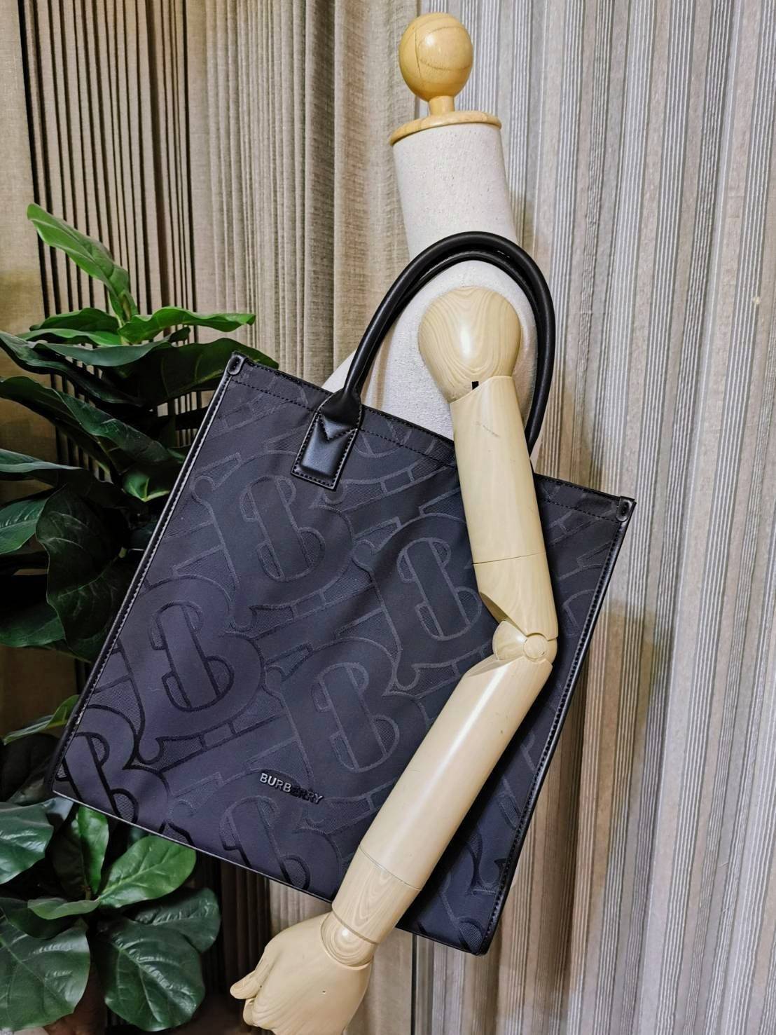 VIP 】ห้ามพลาด! พร้อมส่ง Rare Items! NEW ARRIVAL! BURBERRY FRAGRANCES MONOGRAM TOTE BAG VIP GIFT WITH PURCHASE (GWP) Limited Edition จาก BURBERRY PURFUME COUNTER วัสดุหนังแท้และ POLYAMIDE ขึ้นลาย TB Monogram ประดับโลโก้ด้านหน้า ใบใหญ่จุใจ ใส่หนังสือ เอกสาร