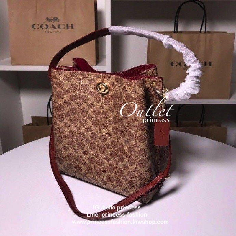 Coach Signature Canvas Print Charlie Bucket Bag New Item in outlet store!! กระเป๋าทรงขนมจีบสวย โดดเด่นด้วยลาย signature สามารถสะพายเป็น crossbody ได้ โดยสายสามารถปรับระดับได้ ภายในมีช่องใหญ่ 2 ช่อง เปิด เปิดปิดด้วยกระดุมแม่เหล็ก ภายในกว้าง กระเป๋าขนาดใหญ่