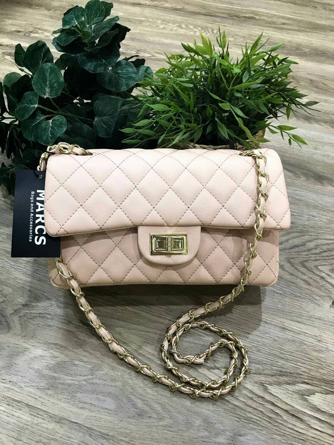 MARCS WOMAN QUILTED CHAIN SHOULD BAG กระเป๋าสะพายหนังคาเวียร์อยู่ทรงสวย ดีไซน์หรู classic สไตล์ Chanel เปิดปิดด้วยตัวล็อคบิด พร้อมฝาปิดแบบกระดุมแม่เหล็ก ภายในกว้าง และจุ สามารถใส่กระเป๋าสตางค์ใบยาว, mini iPad, i8+ ได้ค่ะ มาพร้อมสายสะพายโซ่ร้อยหนัง จะซ้อนส