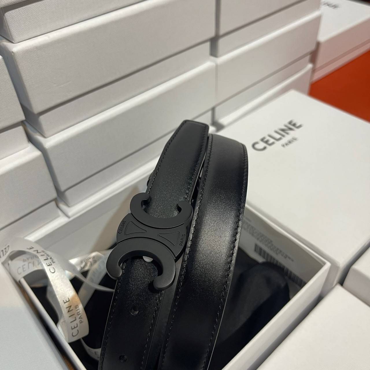 หนังแท้ Ori CELINE BELT LOGO 25MM / Celine Vintage Logo Leather Belt ออริจินอลเกรด สีดำสุดคลาสสิก รุ่นนี้สวยมากหนังดีมากแบบเทียบแท้หนังนิ่มมาก ทำจากหนังแท้ งานละเอียด ตัตเย็บสวยงาม หนังดีถอดแบบมาจากของแท้ หัวเข็มขัดโลโก้แบรนด์แบบ 3D Vintage สีดำ ปั้มโลโก้