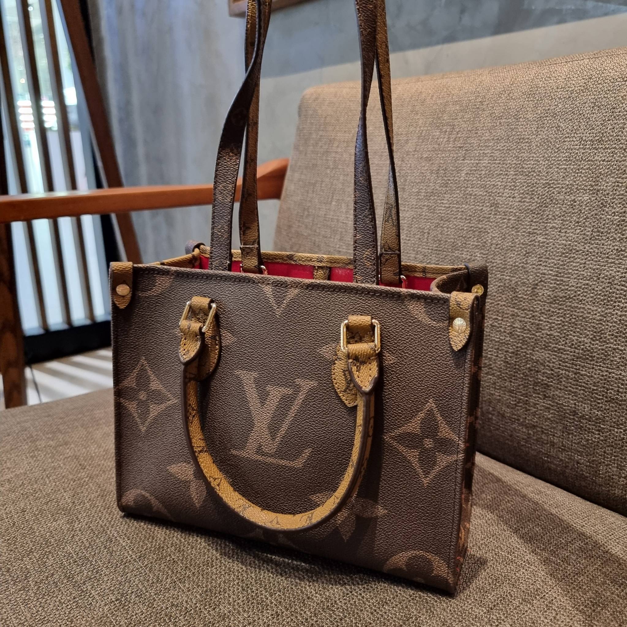 LV crossbody tote bag 10" 16" สเปเชี่ยล gift box set ในราคาที่แสนดี น่าคบหา!! สุดคุ้มและสวยที่สุดยันกล่อง!! ได้ไปยังไงต้องร้องว้าว!! กระเป๋าทรงโท้ทที่สาวๆตามหา ดีไซน์คลาสสิค ผู้ดี หรูหรา โทนสีใช้งานง่าย ได้ทุกลุค ทุกสไตล์ วัสดุหนังแคนวาสคุณภาพ ม