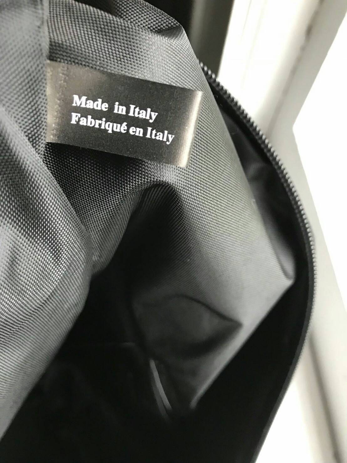 Must Have Now!!! กับ ไอเท็มที่ต้องมีติดตู้!! Chanel VIP Extra Large Tote/Duffle Bag กระเป๋าเดินทางแบบถือ ทรงยอดฮิต กันน้ำได้เต็มใบ 100% ด้านหน้าสกรีนโลโก้แบรนด์ เปิดปิดด้วยซิป ด้านในส่ของได้จุใจ มีช่องใส่ของเป็นสัดส่วน แถมมีช่องพิเศษใส่รองเท้าได้อีกด้วยคะ