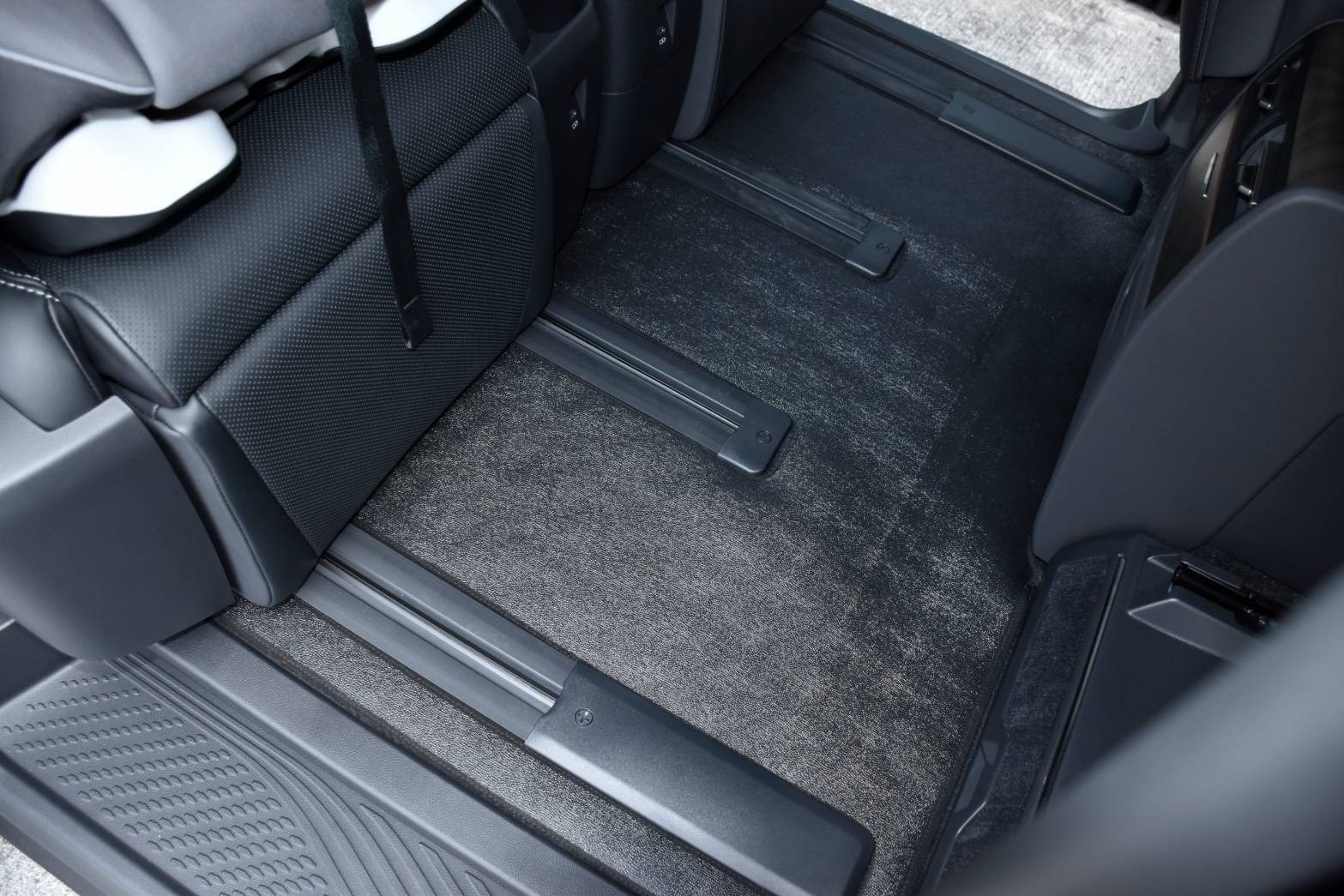 ยางปูพื้นรถยนต์ LEXUS LM300h , LEXUS LM350h พรมลายหนังเรียบ เลกซัส แอลเอ็ม เข้ารูป ตรงรุ่น เต็มคัน