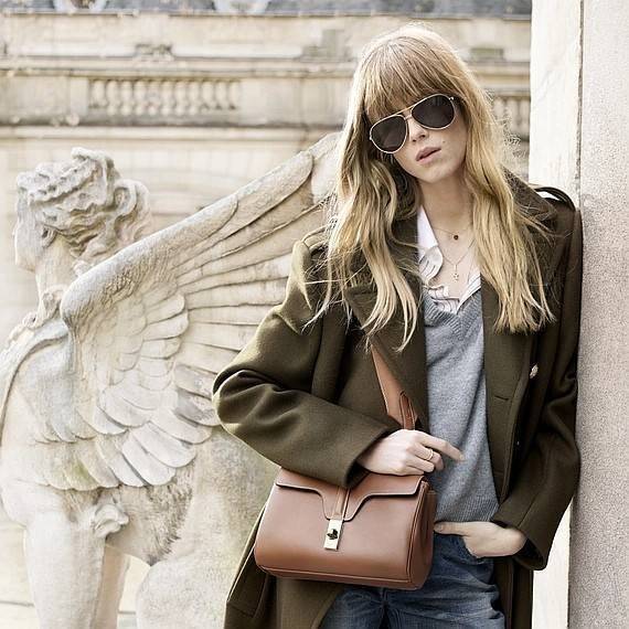 CELINE TRIOMPHE CROSSBODY BAG SMOOTH CALFSKIN VIP GIFT WITH PURCHASE-GWP พรีเมี่ยมกิ๊ฟ Limited Edition จาก CELINE PERFUME DUTY FREE COUNTER วัสดุ หนังแท้ CALFSKIN ดีไซน์สวยหรูสุดคลาสสิคหนังเรียบสวยอยู่ทรงเปิดปิดด้วยฝาปิดล๊อคบิดโลโก้แบรนด์อะไหล่ทองวิ้งๆภาย