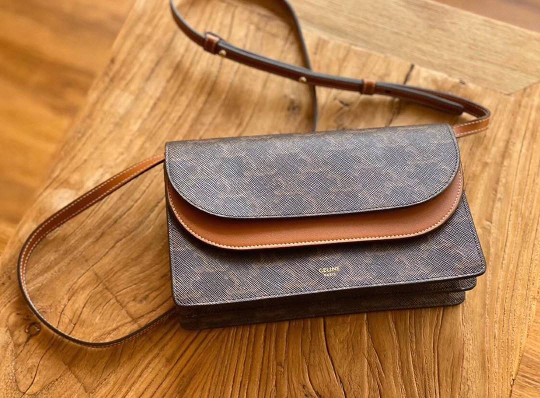 VIP 】หนังแท้ CELINE TRIOMPHE CLUTCH VIP GIFT CELINE IN TRIOMPHE CANVAS AND SMOOTH LAMBSKIN WALLET ON STRAP BAG กระเป๋าทรงสี่เหลี่ยมผืนผ้าหนังสวยหรูอยู่ทรงเปิดปิดด้วยฝาปิดกระดุม2ชั้น ภายในมีช่องแบ่งหลายช่องเป็นสัดส่วน สามารถใส่มือถือของใช้จุกจิกได้เยอะ มาพ