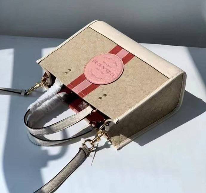 พร้อมส่ง 4ลาย 🌈ไม่มีในช๊อปไทยจร้าา😘 COACH DEMPSEY CARRYALL IN SIGNATURE JACQUARD WITH STRIPE AND COACH PATCH (C2826,C1527,C4113) พร้อมส่งความสวย! คุณภาพจัดเต็มค่ะ กระเป๋าทรงTote วัสดุ Jackquard+หนังแท้ ได้ลงตัวสวยงาม ด้านหน้ามีโลโก้แบรนด์ว