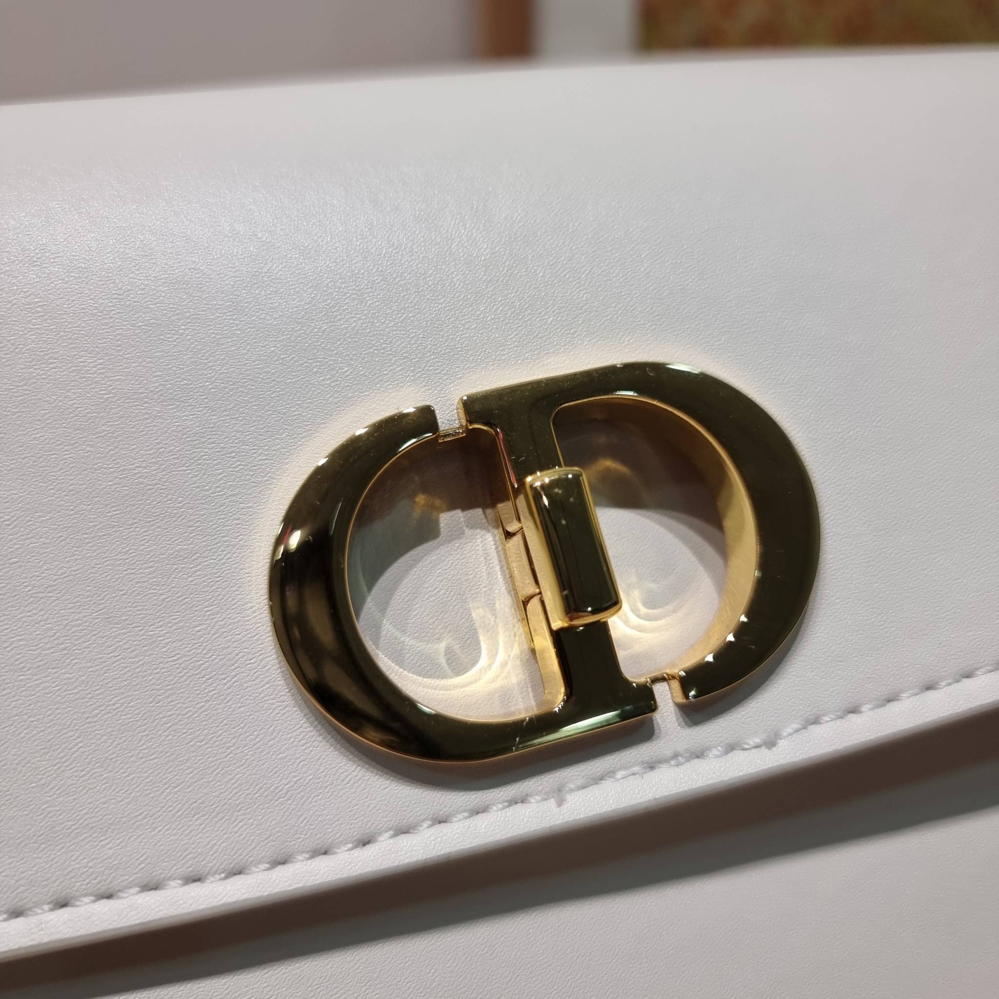 DIOR 30 MONTAIGNE AVENUE BAG สวยหรู ดีเทลแพง ต้องยกให้ไอเท็มนี้เลย กับกระเป๋าสะพายข้าง รุ่นที่ใครเห็นเป็นต้องรัก