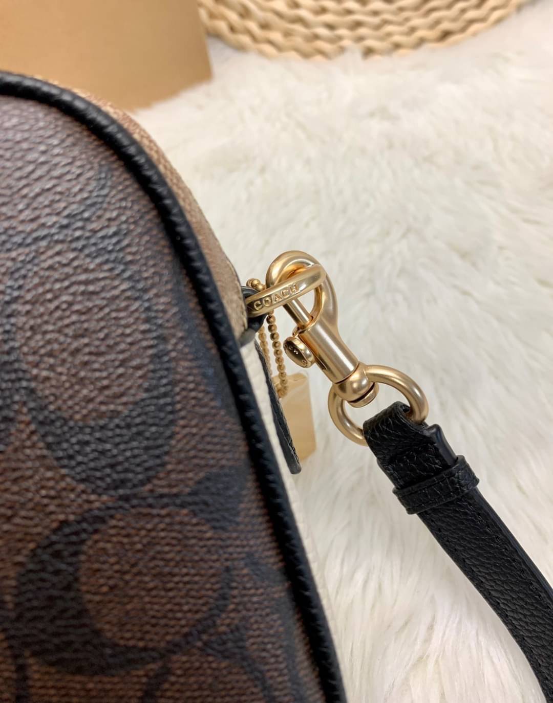 ใครที่รออยู่ห้ามพลาดเลยจร้าา! COACH JES CROSSBODY IN BLOCKED SIGNATURE CANVAS ((1767)) พร้อมส่งอีกครั้ง สินค้าขายดี กระเป๋าสะพายครอสบอดี้ร์หรือสะพายข้างได้ หนังแท้อย่างดีค่ะ 🔺สีหนังของรุ่นนี้ผสมกันได้ลงตัวดูดีมากๆทีเดียวค่ะ กระเป๋าแบบ2ช่องซิป ภายใ