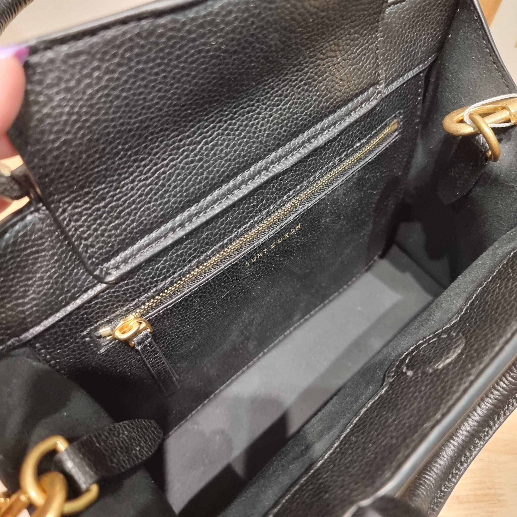 TORY BURCH MILLER TOP HANDLE SATCHEL ใหม่ล่าสุด กับกระเป๋าสะพายรุ่นยอดนิยม ที่มาในดีไซน์ top handle ให้สะดวกใช้ได้มากขึ้นด้วยหูจับในตัว โดดเด่นด้วยโลโก้สีทอง