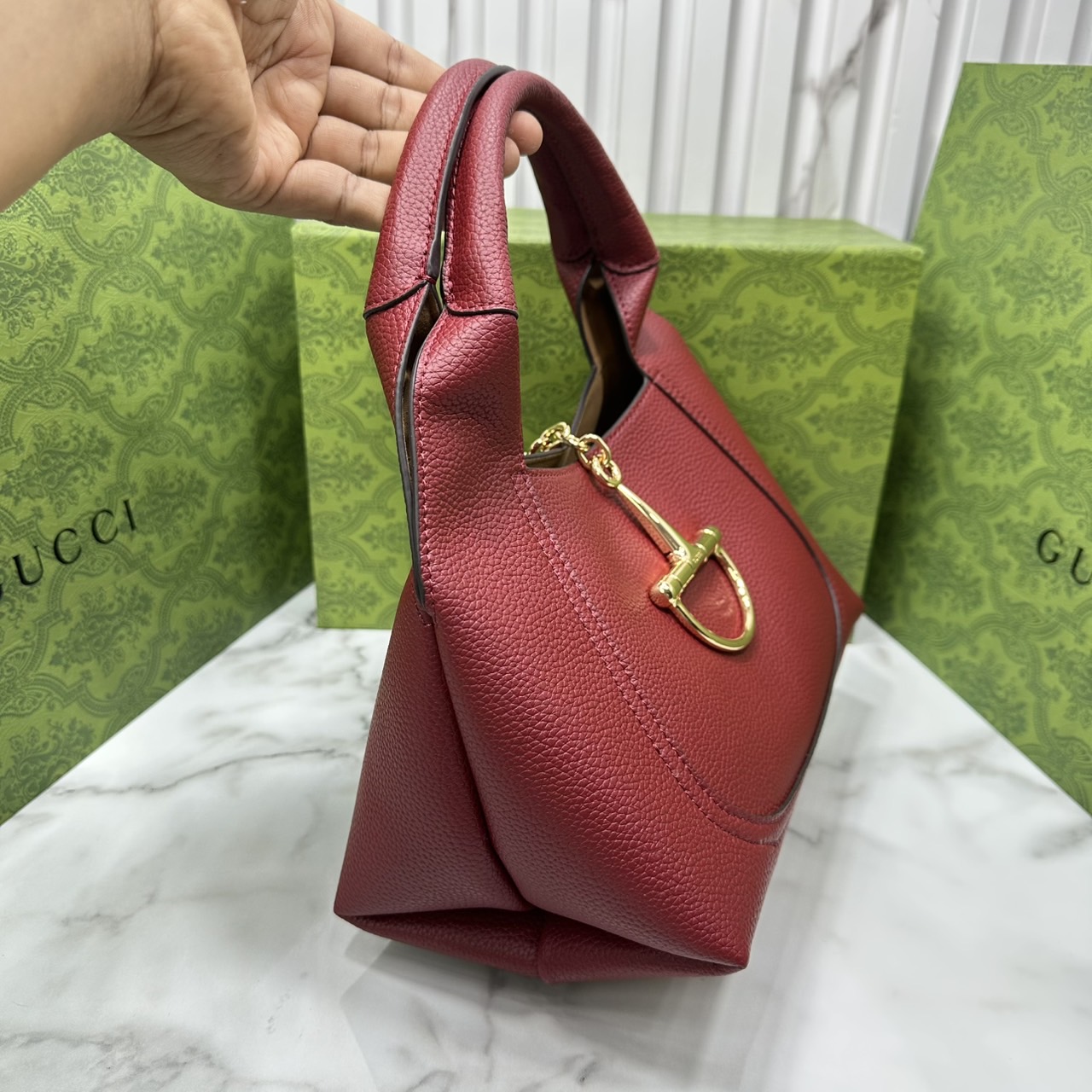หนังแท้ | Gucci Softbit medium top handle bag โฉมใหม่ล่าสุด กับกระเป๋าสะพายรูปทรงใหม่เรียบหรูด้วยหนังลายเกรน ตกแต่งอะไหล่ Horsebit ครึ่งรูปขนาดใหญ่ด้านหน้าสวยหรูโดดเด่น สวยผู้ดี ดารา เซเลปใช้กันเพียบ