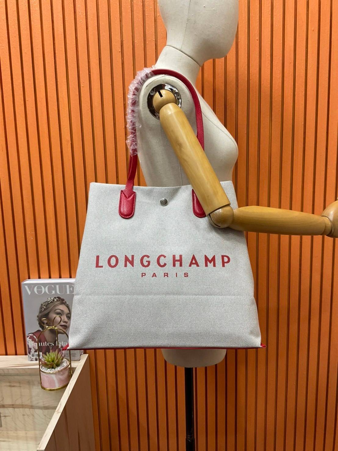 LONGCHAMP ESSENTIAL TOILE SHOULDER BAG L ECRU กระเป๋าสะพายข้าง รุ่นใหม่ล่าสุดทรงฮิต!! ฮิตกันมากๆในเหล่าบรรดาเซเลป วัสดุ Cotton Canvas & Grained cowhide ด้วยดีไซน์ทรงสวยคลาสสิค ขนาดกำลังดีเนื้อหนา ตั้งอยู่ทรง น้ำหนักเบา