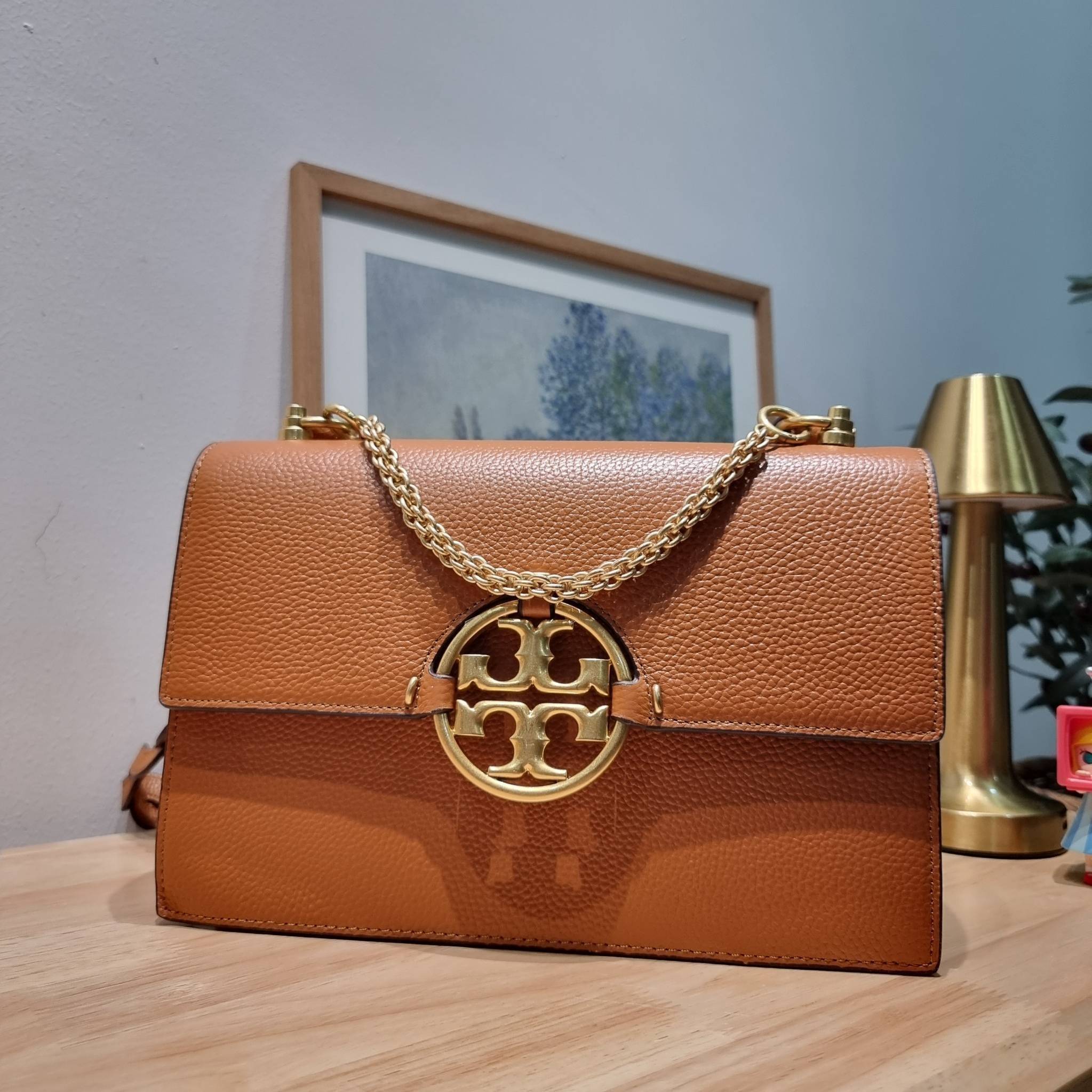 TORY BURCH MILLER SHOULDER BAG / Tory Burch Bag รุ่นยอดนิยม รุ่นหายาก รุ่นที่สาวๆตามหา ใบนี้เลย!! สวยหรู ผู้ดีทุกสี กระเป๋าสะพายไหล่ ดีไซน์อยู่ทรง คลาสสิคแฝงความหรูด้วยโลโก้สีทองอร่ามโดดเด่น