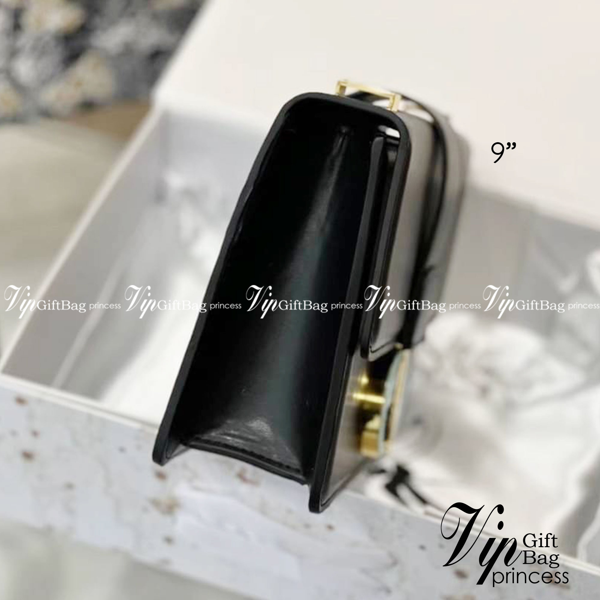 Dior 30 Montaigne Bag 9" รุ่นหนังเรียบ กระเป๋าสะพายดิออร์ เอกลักษณ์ของความหรู น้ำหนักเบา ไอเท็มหายาก!! Best seller!! ยกให้น้องเลย!! ดีไซน์เรียบหรูในความเป็นเอกลักษณ์ ใช้งานง่าย สะดวก ได้ทุกโอกาส แนะนำเป็น everyday bag ติดตัวไว้เลยจ้าสาวๆ พร้อมส่งที่ไ