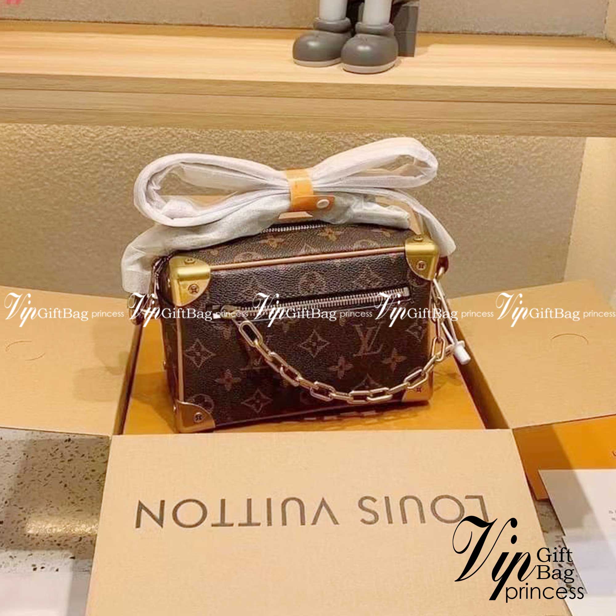 LV Mini Soft Trunk in Monogram Legacy กระเป๋าสะพายทรงกล่อง ไซส์มินิ สวย เท่ห์ รุ่นหายากมากกก วัสดุหนังแคนวาส ดีไซน์ทุกอย่างได้ลงตัว หรูหรา พกเป็นคลัทช์ออกงานก็ดูแพง สะพายข้างก็ดูอัพลุค ได้ทุกสไตล์ รุ่นนี้เป็น unisex ด้วยน้า ใช้ได้ทั้งหนุ่มๆและสาวๆไปเลย ภา
