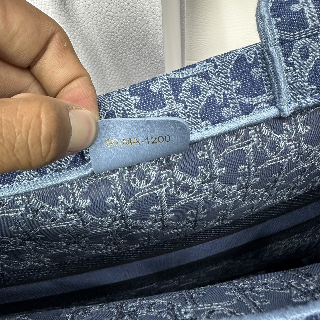 Large Dior Book Tote Bag Blue Denim Dior Oblique Jacquard กระเป๋าทรงโท้ท แก่นแท้ของความงามรูปลักษณ์ทันสมัย เดนิมหรูหรา