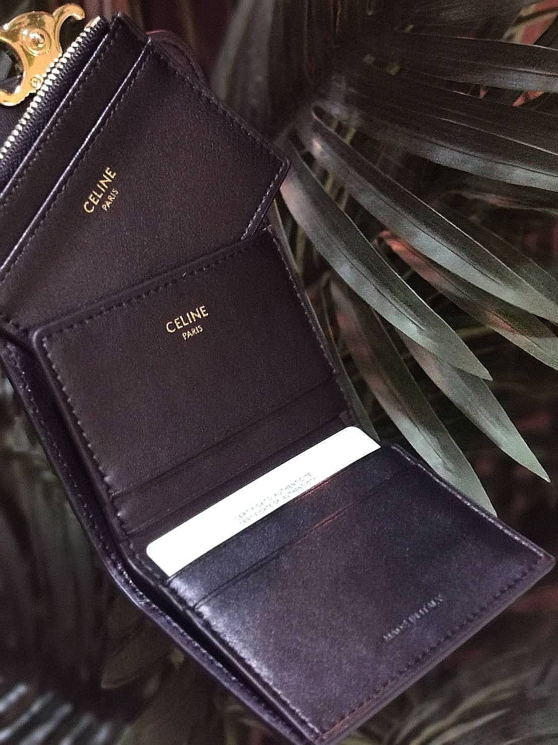 VIP 】CELINE SHORT WALLET VIP GIFT WITH PURCHASE GWP พรีเมี่ยมกิ๊ฟ Limited จาก CELINE HAUTE PARFUME DUTYFREE COUNTER วัสดุ Triomphe Canvas รุ่นใหม่เปิดปิดฝาพับกระดุม ภายในมีช่องแบ่งหลายช่อง ช่องใส่บัตรหลายช่อง ช่องใส่ธนบัตรใส่แบงก์พันได้เหมือนกระเป๋าสตางค์