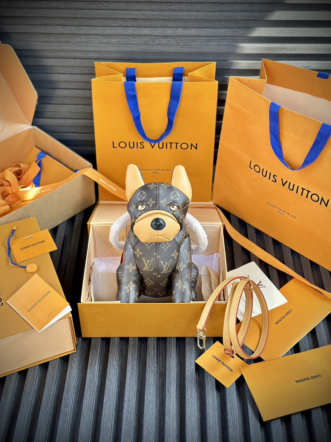 LV Pooch bag กระเป๋าสะพายรูปทรงน้องหมา Pooch 3D แสนน่ารัก งานหนังแท้ แคนวาสแท้พิมพ์ลายคมชัด มาพร้อมป้ายแท็กห้อย LV Lovers คอลใหม่มีมาให้สวยได้ตลอด!! สาวก dogs lover ต้องไม่พลาดเลย