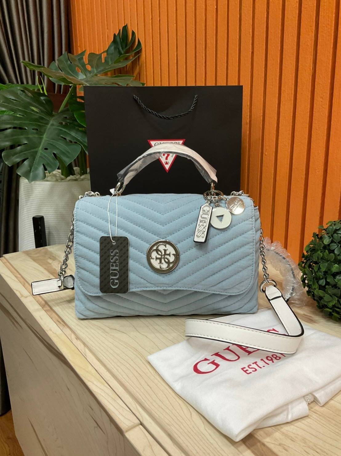 ของแท้ 💯% 】GUESS BLAKELY TOP HANDLE FLAP BAG กระเป๋สะพายรุ่นใหม่ล่าสุด รุ่นยอดนิยมสวยอยู่ทรง วัสดุหนังนิ่ม น้ำหนักเบา มีฐานกว้างตั้งอยู่ทรง ด้านหน้าประดับด้วยโลโก้แบรนด์สวยโดดเด่น