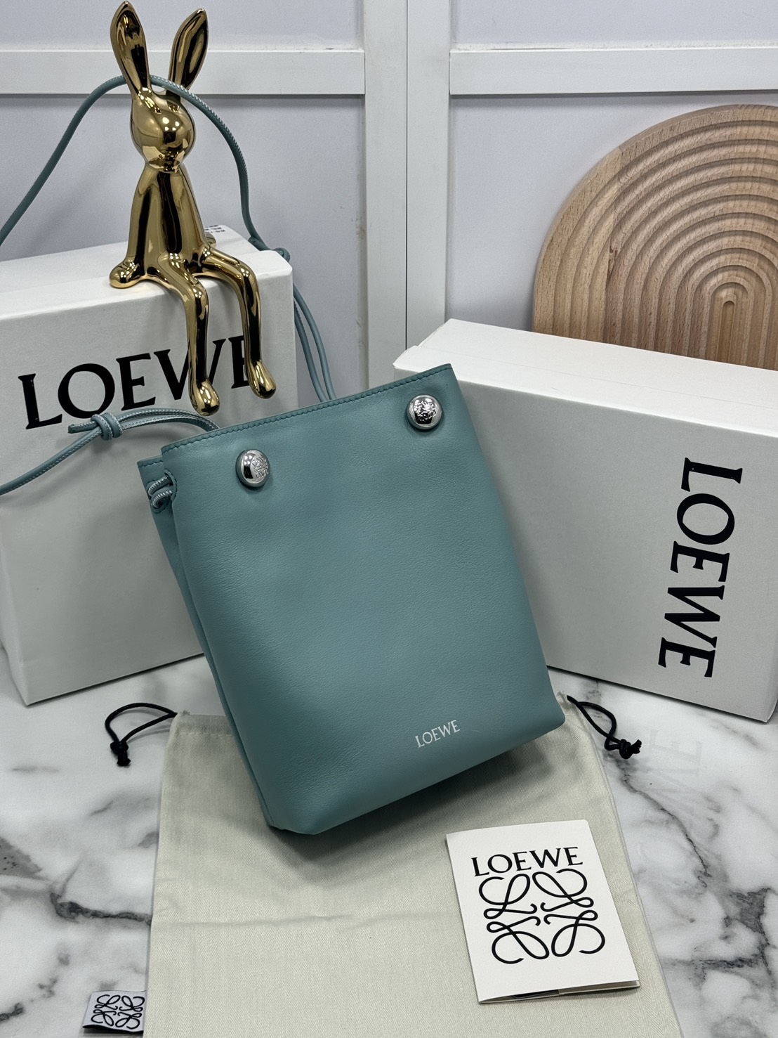 ORI หนังแท้ | LOEWE pebble pouch in smooth กระเป๋าทรงโท้ทดีไซน์คลาสสิค เรียบง่ายแต่ดูแพง มีระดับสุดๆ แต่งหมุดปั้มโลโก้แบรนด์สีทองสวยโดดเด่น เหมาะเป็นไอเท็ม everyday bag จริงๆ