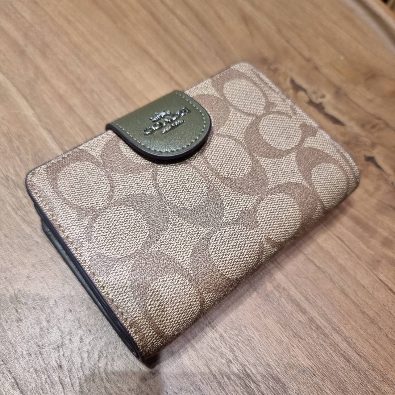 COACH C0082 MEDIUM CORNER ZIP WALLET IN SIGNATURE CANVAS ดีไซน์ใหม่ล่าสุด!! กระเป๋าสตางค์ใบกลาง 👛 ขนาดกำลังเหมาะมือ วัสดุหนังแคนวาสเคลือบลาย ดูแลรักษาง่าย มีช่องใส่บัตรและธนบัตรครบ และช่องซิปแยกไว้ใส่เหรียญ ครบเซ็ทแบบนี้เหมาะส่งต่อเป็นของขวัญที่สุ