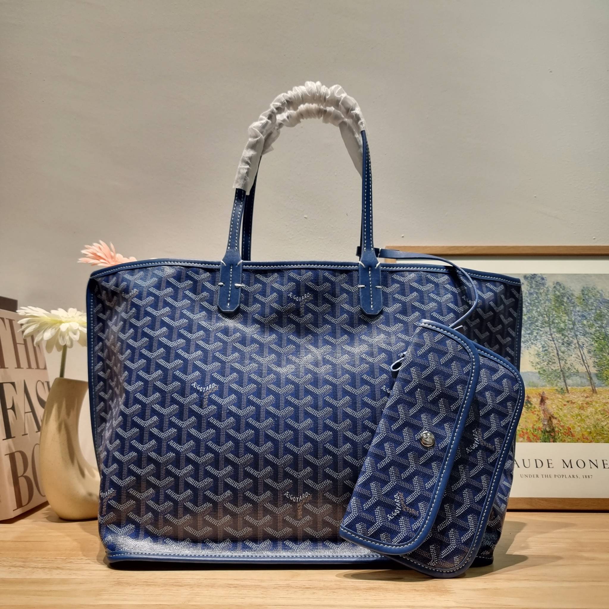 OYARD ANJOU REVERSIBLE TOTE ฮอตไอเท็ม กับกระเป๋าสะพายทรงโท้ท ใบใหญ่จุใจ!! มาครบสีขายดี เลิศทุกสี รูปทรงคลาสสิค ดีไซน์เป็นเอกลักษณ์ ใช้งานได้หลากหลาย สามารถกลับด้านใช้ได้แบบไม่มีเบื่อ วัสดุหนังแคนวาสพิมพ์ลายสวยคม
