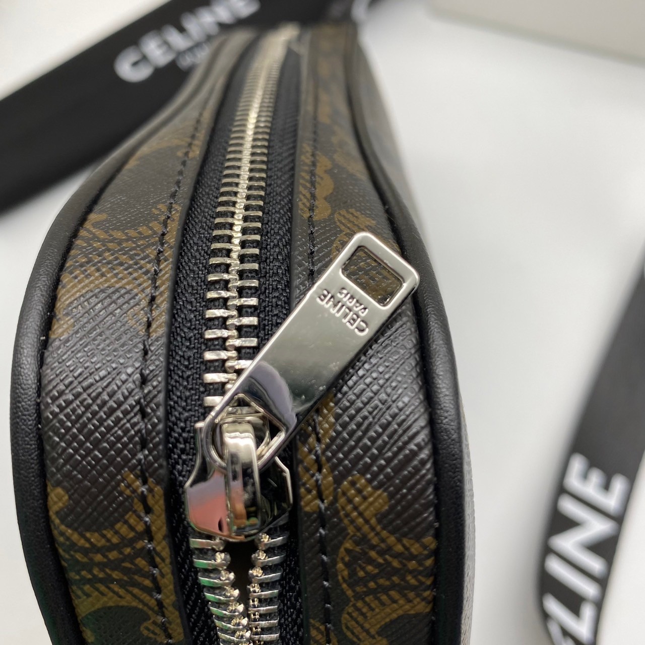 CELINE Medium Messenger bag in Triomphe Canvas / Celine Camera Bag กระเป๋าทรงครอสบอดี้ ใช้ได้ทั้งชายหญิง ขนาดกลางกำลังดี น้ำหนักเบา รูปทรงใช้งานง่าย ภาพสินค้าถ่ายจากงานขายจริง ใช้งานต่างประเทศได้