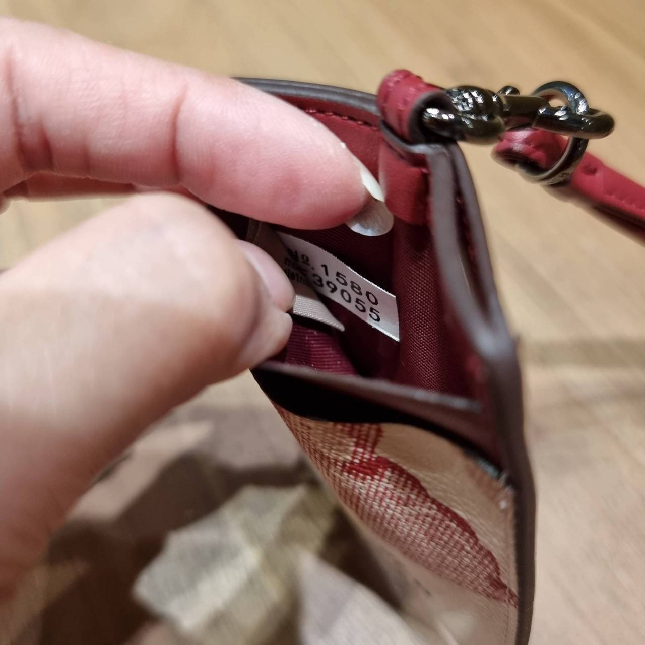 COACH C3305 ID LANYARD IN COLORBLOCK SIGNATURE CANVAS ง่ายๆแบบไม่ธรรมดา!! คลาสสิคแต่มีดีเทลโดดเด่น!! กระเป๋าถนอมบัตร พร้อมสายคล้องคอ ดีไซน์ลวดลายสวย ดูดีทุกแบบ ใช้งานง่าย พกพาสะดวก จะใส่บัตรพนักงาน บัตรเครดิต บัตรปชช. ใบขับขี่ และบัตรอื่นๆที่อยากจะใส่!! ต