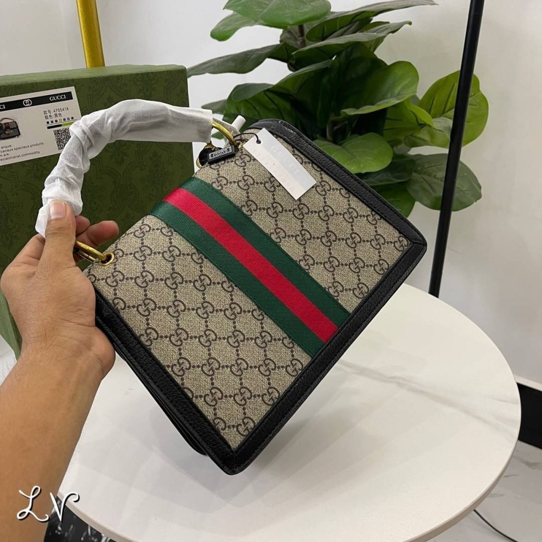 Gucci Queen Margaret GG small top handle bag กระเป๋าสะพายน้องผึ้งวินเทจใช้เป็น Everyday Bag สามารถใช้งานได้บ่อย และสามารถสะพายไปทำกิจกรรมต่าง ๆ ได้ทุกวันตัวกระเป๋าอยู่ทรงสวย จุดเด่นมีผีเสื้อแสนสวย อีกหนึ่งไอเท็มที่สาวๆต้องมีน้า พร้อมส่งที่ไทย ภาพถ่ายจากงา