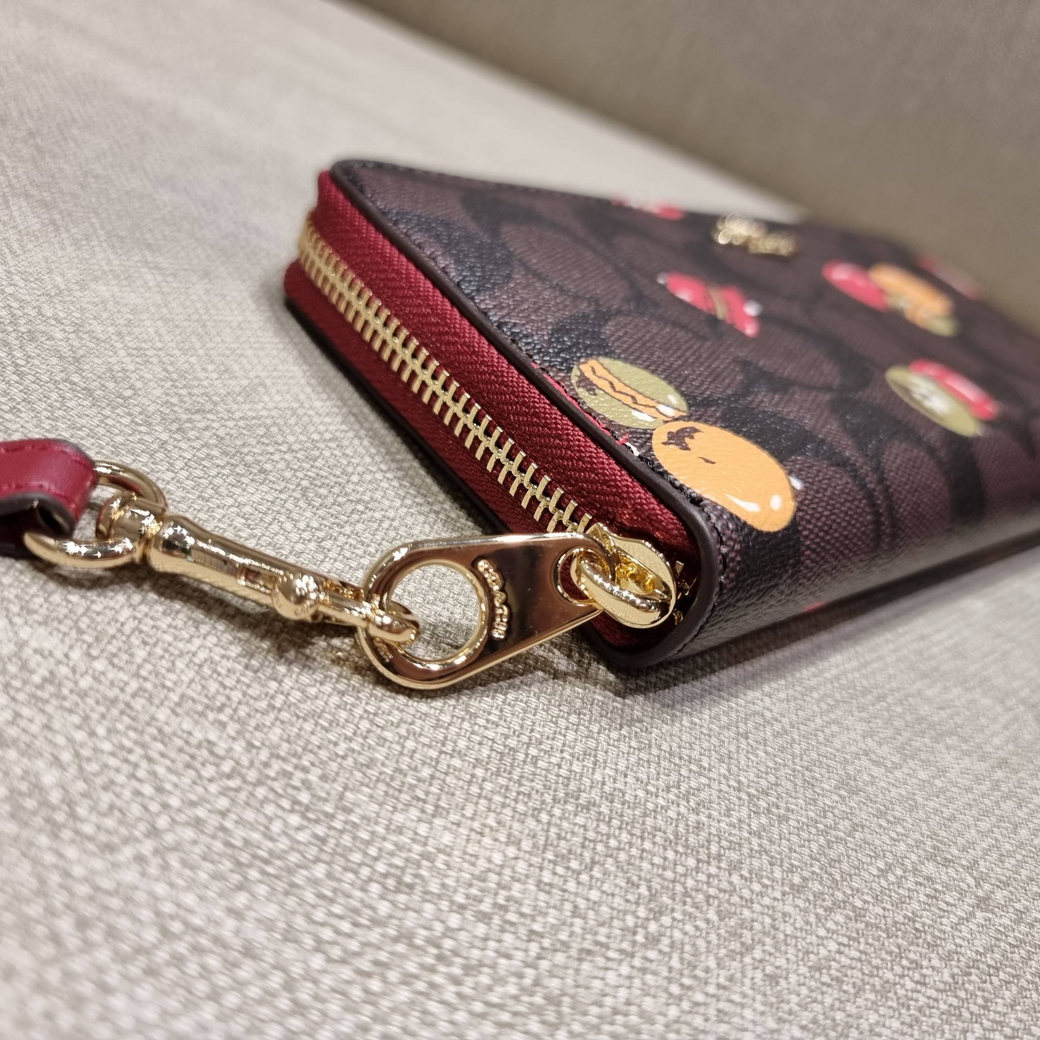 COACH C7410 LONG ZIP AROUND WALLET WITH ORNAMENT PRINT ความสวยต้องส่งต่อ!! คอลเลคชั่นใหม่ 2IN1 คุ้มค่าแบบที่สุด กระเป๋าสตางค์กึ่งคล้องมือ ดีไซน์ลวดลายสดใส น่ารักน่าใช้ คลาสสิคใช้ง่าย ไม่มีเบื่อ วัสดุหนังแคนวาสเคลือบลาย มาพร้อมสายคล้องมือ ถอดออกได้ ภายในใส