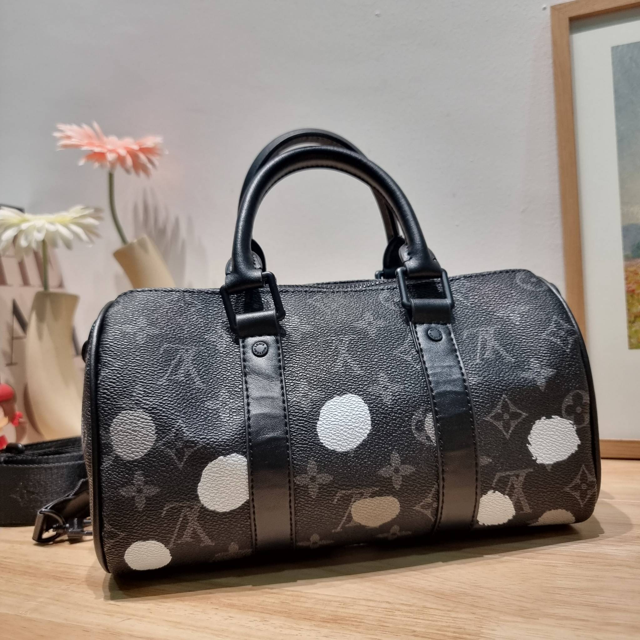 LV x YK KEEPALL BANDOULIERE 25 BAG ย่อส่วนความเท่ให้สะดวกกับชีวิตประจำวัน กับกระเป๋าสะพาย ทรงกระเป๋าเดินทางสุดคลาสสิค ด้วยดีเทลความเป็นเอกลักษณ์ เรียบแต่หรู