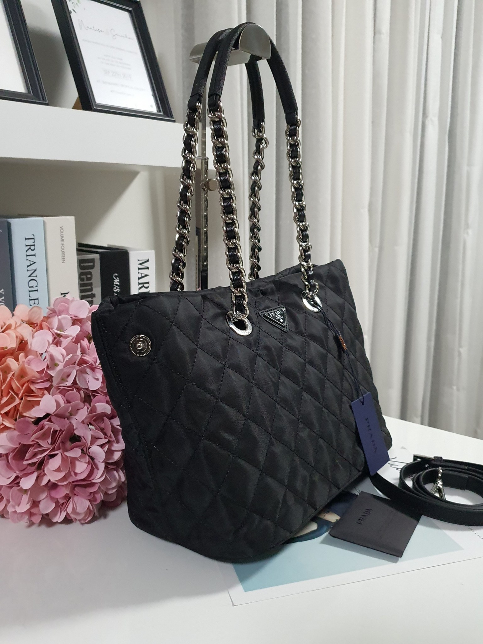 พรีเมี่ยมกิ๊ฟแท้ 100% New Arrival มาใหม่จากแบรนด์ Prada วัสดุทำจากผ้า Nylon ตามแบบฉบับของแบรนด์ รอบนี้มากับ ทรงHand bag