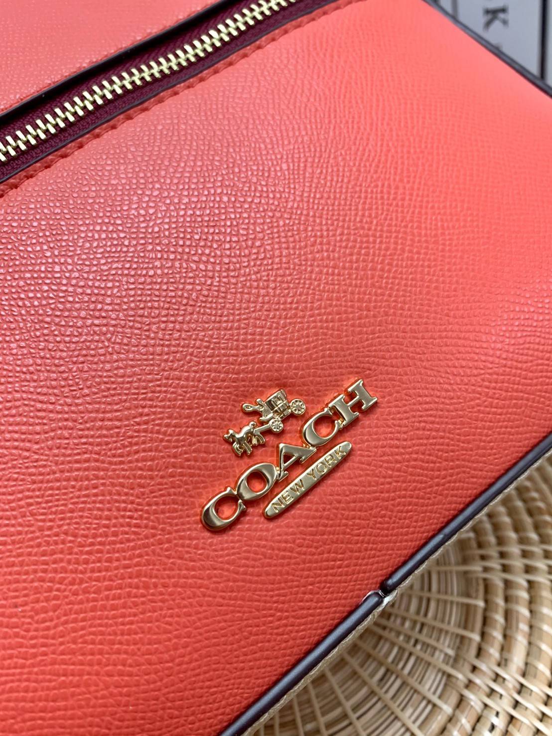 สวยจริงไรจริง วางไม่ลงเลยจ้าา😘 COACH JORDYN BACKPACK IN COLORBLOCK SIGNATURE ((C4082)) รุ่นที่สาวๆตามหา พร้อมสีหายากค่ะ!! กระเป๋าสะพายหลังแบบมีหูหิ้ว หนังแท้ชั้นดี ทรงสวย หรูค่ะ แถมสีตัดกันได้ลงตัวสวยงามมากๆ ด้านหน้ามีช่องซิปใส่ของจุกจิก; เปิดปิดช