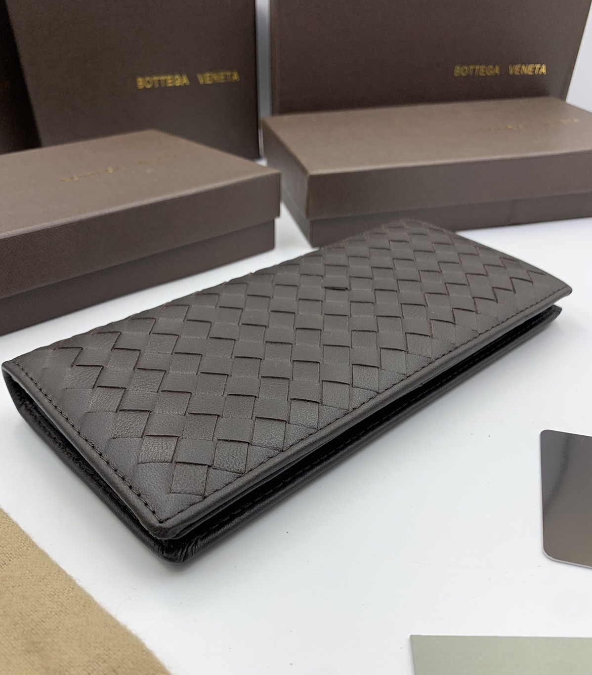 หนังแท้ BOTTEGA VENETA LONG WALLET / BV LONG WALLET / BV Wallet พร้อมส่งที่ไทย กระเป๋าสตางค์ใบยาว 2 พับ รุ่นตามหา มาเท่าไหร่ไม่เคยพอเลยค่า เป็นรุ่นคลาสสิกที่หยิบมาใช้งานได้บ่อยที่สุด งานหนังลูกวัวแท้ทั้งใบ ใช้ทนทานได้นาน ใช้ทนทานได้นานภาพสินค้าถ่ายจากงานข