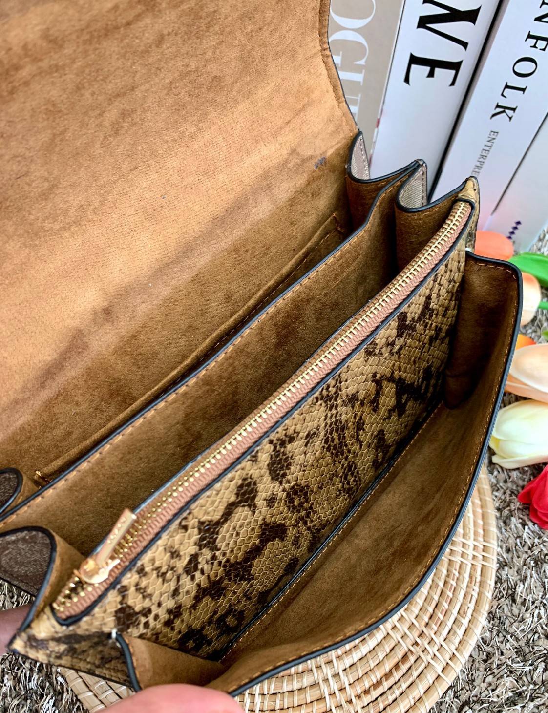 พร้อมส่งถึง8สี ห้ามพลาดค่ะ! COACH KLARE CROSSBODY BAG ((91019//91174//90400//1424//90635)) พร้อมส่งที่ไทย กระเป๋าสะพายครอสบอดี้ร์หรือสามารถทบเป็นสายคู่คล้องไหล่ได้ด้วยค่ะ หนังแท้ แต่ละสีทำลายหนังได้สวยงามแตกต่างกันออกไปนะคะ ✔️ห้อยด้วยป้ายแบรนด์แบบโ