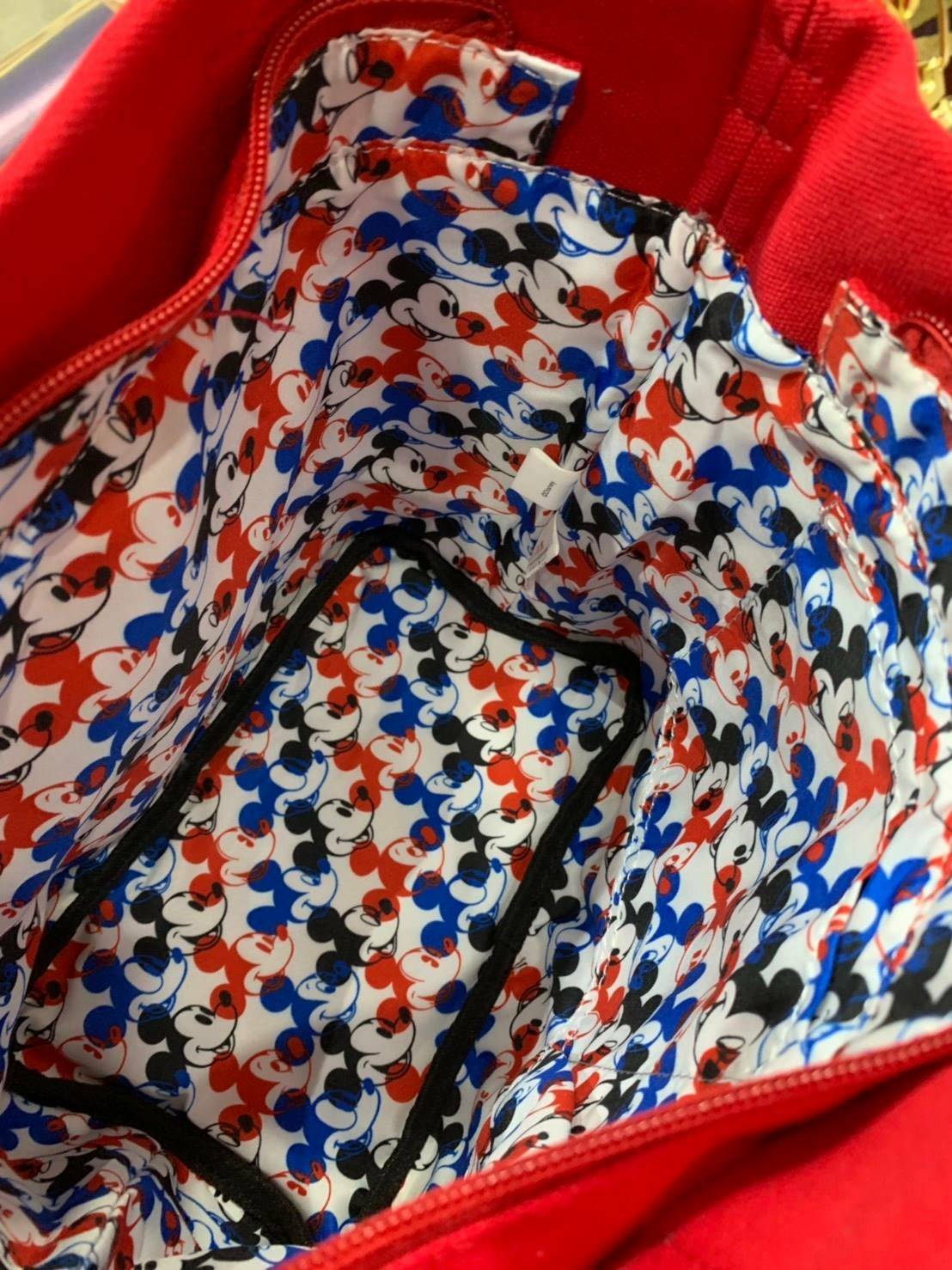 ANELLO MICKEY LIMITED EDITION MEDIUM DT-G004 เอาใจวัยรุ่นกับอีกหนึ่งคอลเลคชั่นน่าสะสมจากมิกกี้ เมาส์และมินนี่ เมาส์ ที่วาดลวดลายของตัวการ์ตูนยอดฮิตลงบนกระเป๋าให้เป็นซิกเนเจอร์กับรูปแบบทรง medium tote ขนาดกลางกำลังดี อีกทั้งยังเลือกใช้วัสดุอย่างผ้า Canvas 