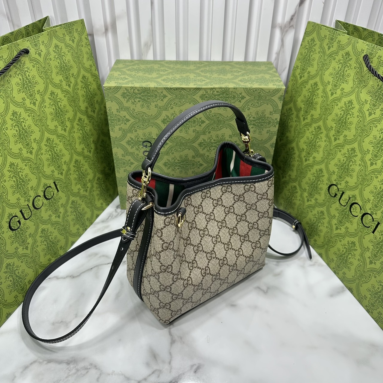 7.5" ORI หนังแท้ | Gucci GG Emblem small bucket bag กระเป๋าสะพายทรงบัคเก็ตใบเล็ก คอลใหม่ตีความประวัติศาสตร์แห่งความสง่างามและงานฝีมือของแบรนด์ขึ้นใหม่