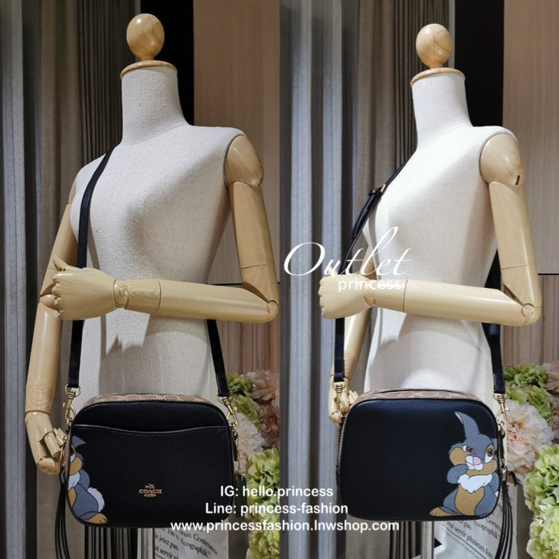 DISNEY X COACH Crossbody Bag 2019 New collection & Limited collection กระเป๋าสะพายขนาดกำลังน่ารัก วางอยู่ทรง วัสดุหนัง ลายตัวการ์ตูน Disney 3 charactors เปิดปิดด้วยซิป ภายในโล่ง ใส่ wallet ยาว มือถือได้ทุกรุ่นมีช่องเล็ก และช่องซิป พร้อมสายสะพายยาว ถอด ปรั