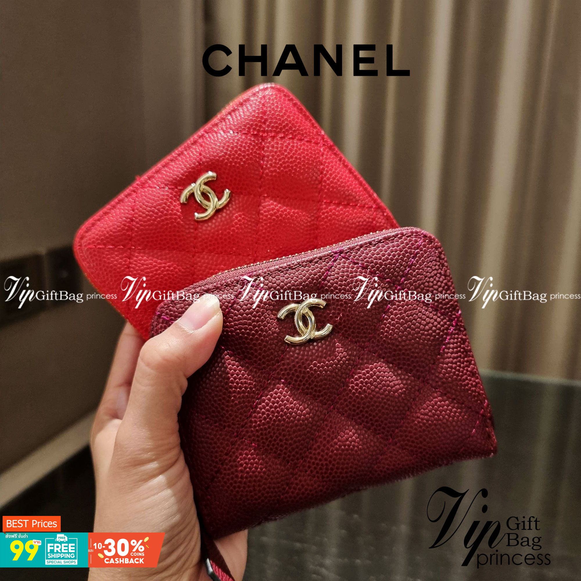 กระเป๋าสตางค์ใบสั้นรุ่นซิปรอบ จาก Chanel เรียบหรู ดูไฮน์ วัสดุหนังสังเคราะห์ลายคาร์เวีย ด้านในเป็นหนังซาฟเฟียโน่ เปิด-ปิดด้วยซิป รูดใช้งานง่าย ภายในกระเป๋ามีช่องใส่บัตร ใส่ธนบัตรได้ (แบบพับ) ดีไซน์เรียบหรูตามสไตล์ ใช้แล้วเฮง ใช้แล้วรวย จัดเลยจ้าา 🥰