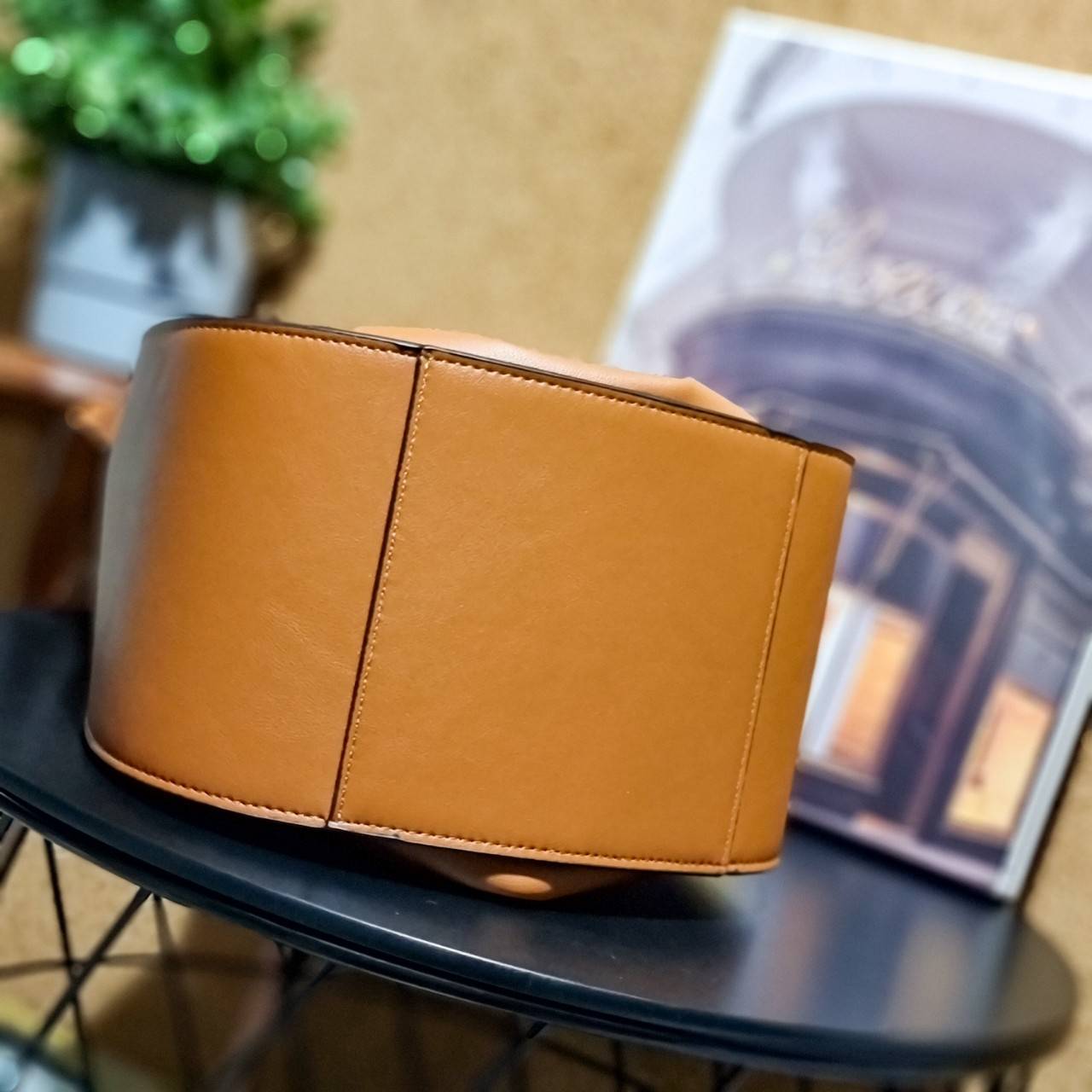 พรีเมี่ยมกิ๊ฟแท้ 100% 】LOEWE SMALL HAMMOCK BAG IN CLASSIC ไอเท็มยอดนิยม ที่ใครๆก็ใช้กัน!! กระเป๋าสะพายดีไซน์สุดแซ่บ ที่สามารถปรับเปลี่ยนรูปทรงได้หลากหลาย มีลูกเล่นทำให้ใช้ได้ไม่มีเบื่อ