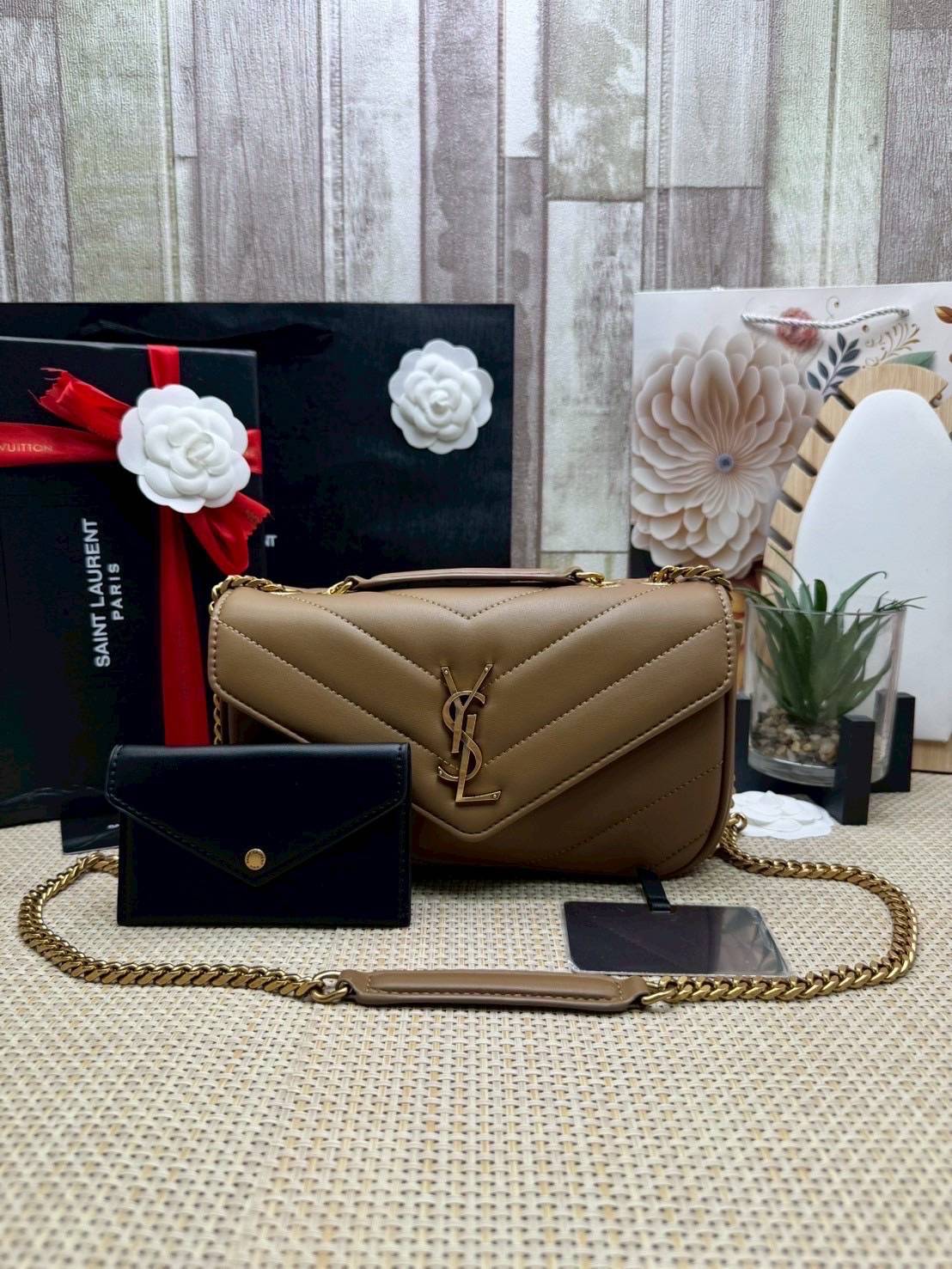 ORI หนังแท้ | YSL LOULOU small in MATELASSÉ กระเป๋าสะพายสายโซ่าีทองหรูหรา งานหนังแท้เนื้อนุ่มตะเข็บเย็บลายเชฟรอนสวยหรูโดดเด่นเป็นเอกลักษณ์ 🤍 เกรดออริจินอล หนังแท้