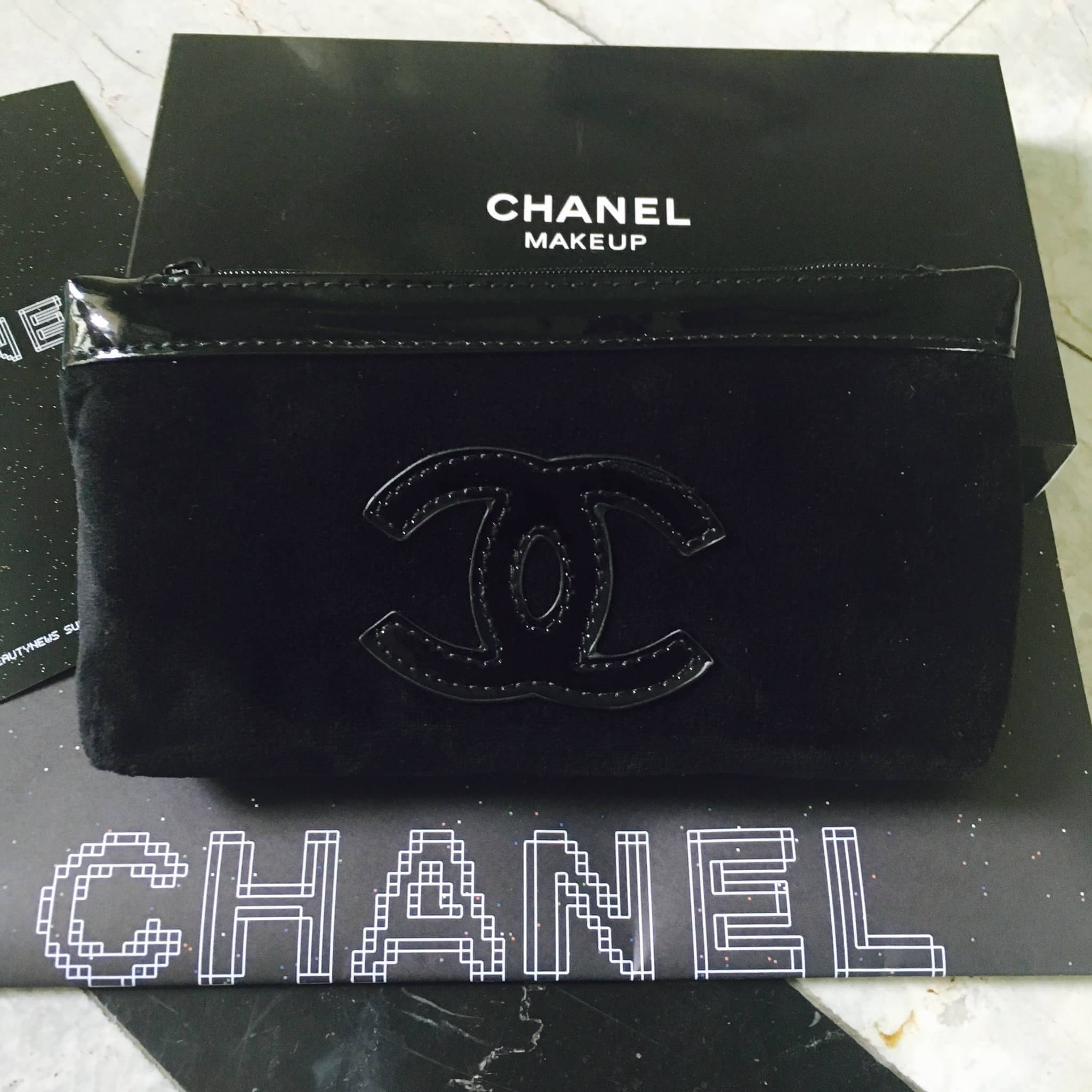 กลับมาอีกครั้งคะ! Gift set สุดหรู Chanel clucth vip gift จากเคาเตอร์แบรนด์ดัง เป็นกระเป๋าผ้าขนนิ่มอย่างดี เปิดปิดด้วยซิปปั้มแบรนด์ ติดโลโก้แบรนด์ด้านหน้า ขนาดกำลังดีคะ ถือแล้วสวยมากๆ ใส่มือถือได้ถึง iphone7+ หรือใส่เงิน คสอ.ได้สบายๆเลย สวยหรูมากค้า ให้เป็