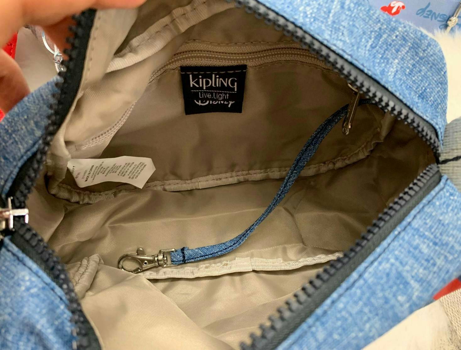 Kipling Mickey Plus Veni Crossbody Bag >>kipling factory oem HK ✔️1ในคอลเลคชั่น 90 ปี มิคกี้เม้าส์ ค่ะ ✔️พร้อมส่งที่ไทย ไม่ต้องรอพรี !! ✔️กระเป๋าสะพายครอสบอดี้ร์//สะพายข้าง ใบขนาดกำลังดี น่าใช้มากๆค่ะ ✔️แต่ละสี แต่ละลาย ว