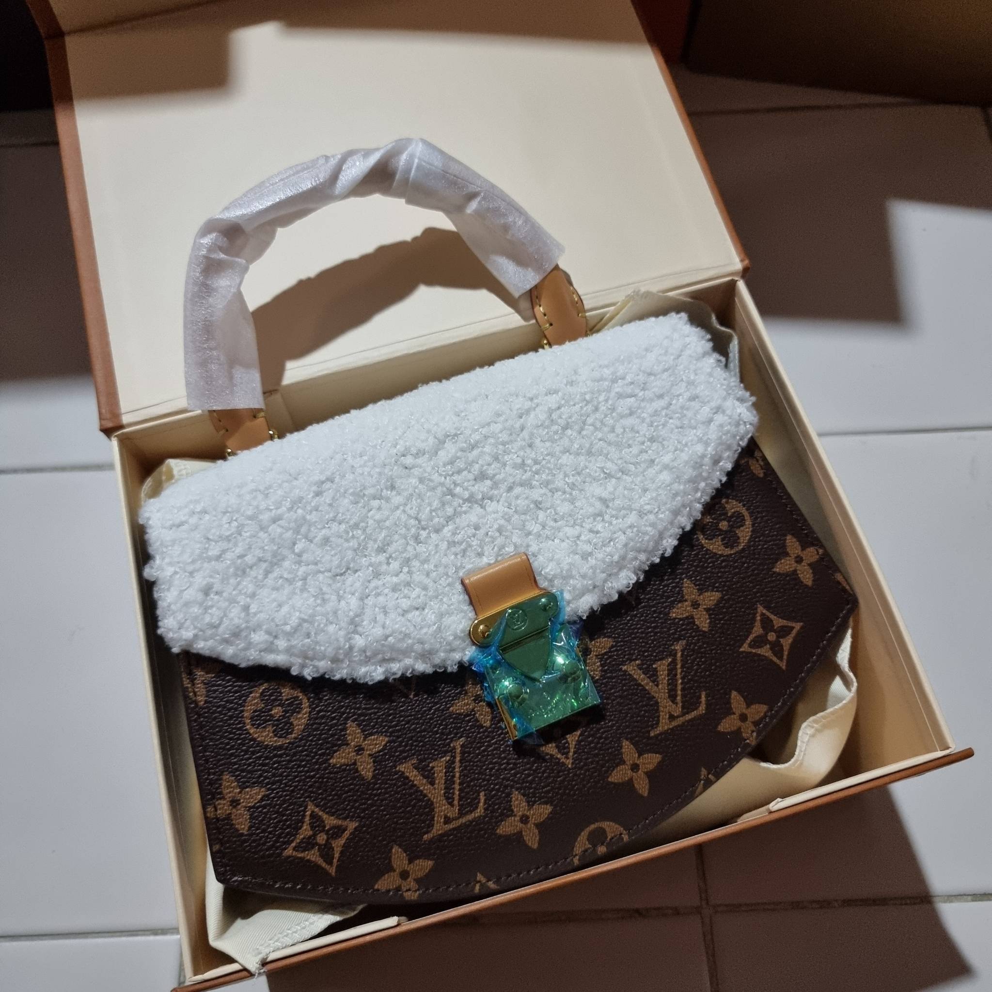 LV EDEN FLEECE bag / LV CROSSBODY HAND BAG กระเป๋าสะพายดีไซน์ใหม่ แรร์ไอเท็มที่สาวๆต้องมี! ดีไซน์ตกแต่งขนฟูนุ่ม วัสดุหนังแคนวาส เปิด-ปิดกระเป๋าด้วยอะไหล่กดล็อค ภายในเป็นช่องโล่ง มีช่องซิปแยก มีหูจับในตัวและสายครอสบอดี้มาให้ ใช้งานง่าย เหมาะกับทุกสไตล์การแ