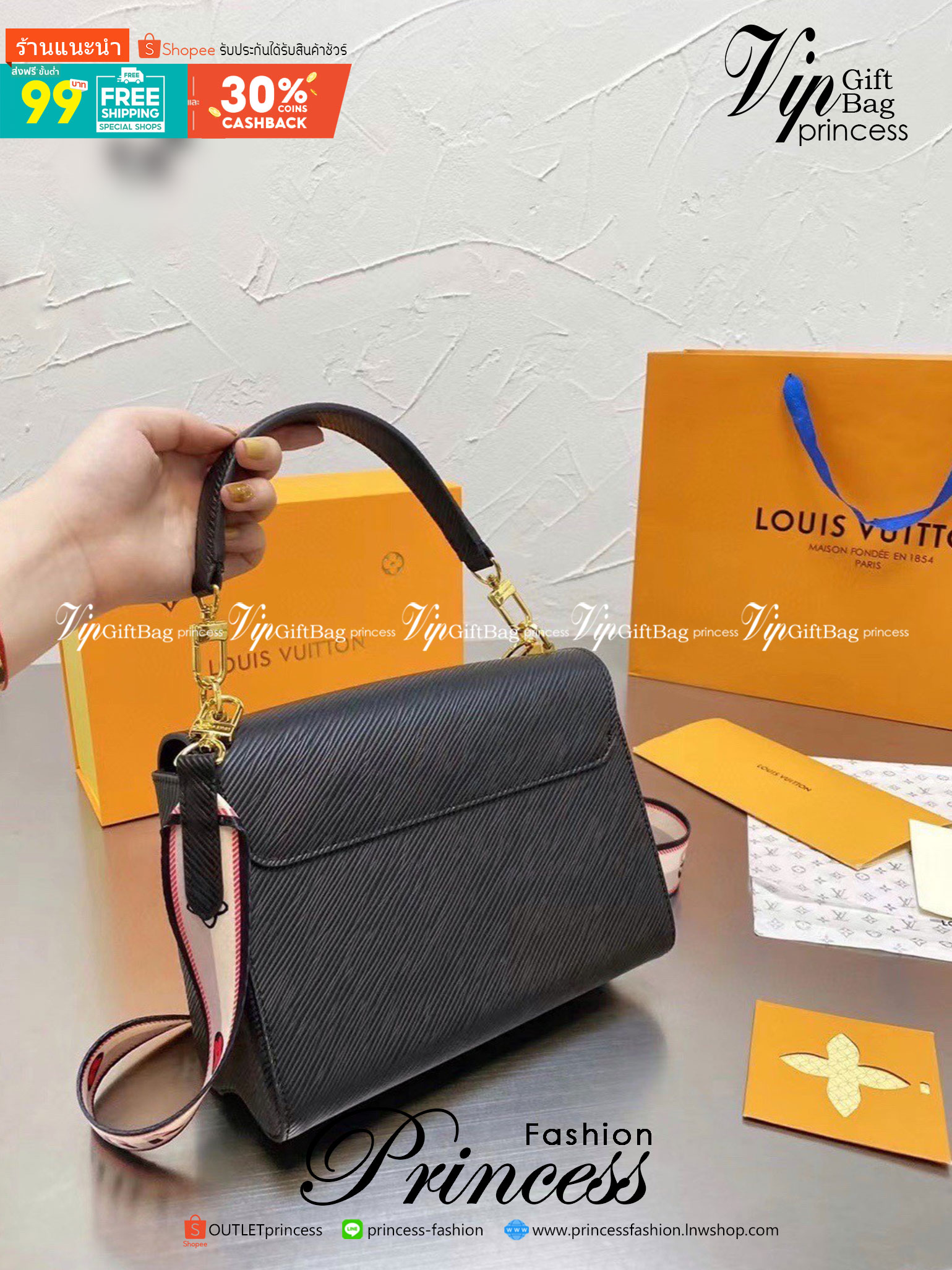 LOUIS VUITTON Twist Shoulder Bag MM / LV Twist MM ที่สุดของความสวยคลาสสิคย้อนยุค กระเป๋าสะพายที่มีลูกเล่น เพิ่มดีเทลให้น่าใช้งาน ด้วยสายสะพายแบบสปอร์ต ที่ปรับเปลี่ยนใช้ได้หลากหลาย วัสดุหนัง epi สวยคม ทนทาน ลวดลายเส้นไม้ แบบไม่มีใครซ้ำ เลิศๆไปอีกกับโลโก้สี