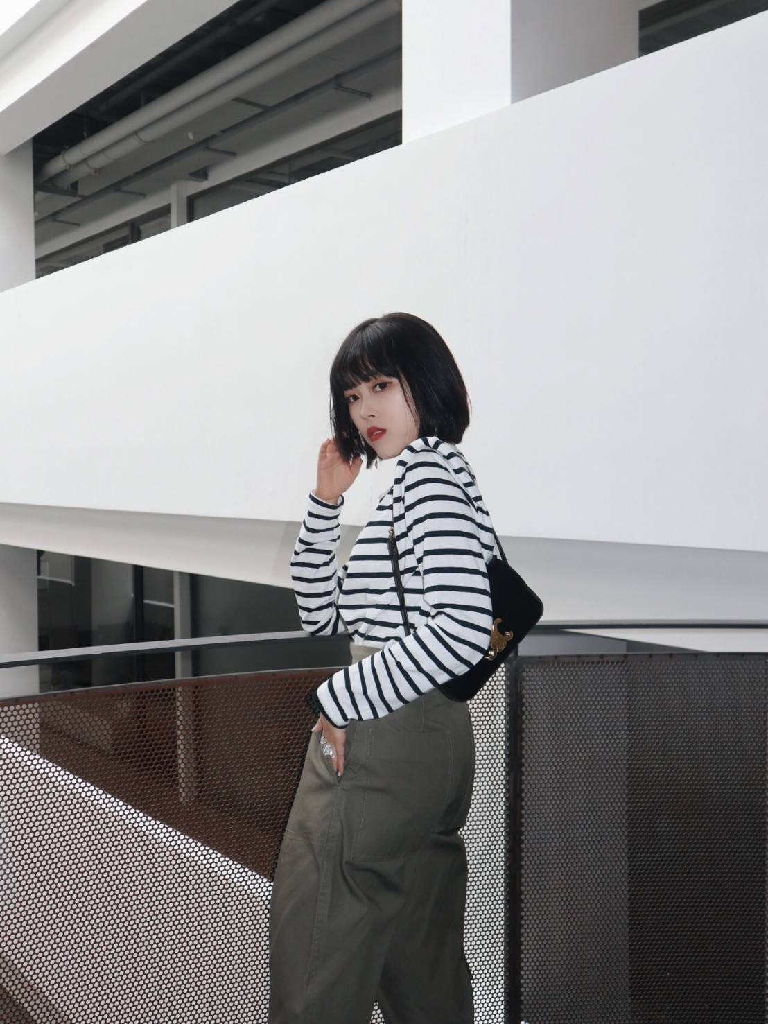 พร้อมส่งที่ไทยแล้วกับ CELINE TRIOMPHE SHOULDER BAG หนังทั้งใบลายสวยหรู ด้านในเปิดด้วยด้วยที่บีบโลโก้อะไหล่ทอง จุของได้กำลังดี ใส่โทรศัพท์ กระเป๋าสตางค์ใบสั้น ของจุกจิกได้ เหมาะกับสาวๆในวัน